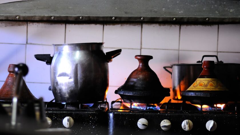 découvrez des recettes traditionnelles authentiques qui raviront vos papilles. explorez notre sélection de plats typiques, préparés avec des ingrédients frais et des méthodes ancestrales. faites voyager vos sens à travers des saveurs intemporelles et des souvenirs culinaires.