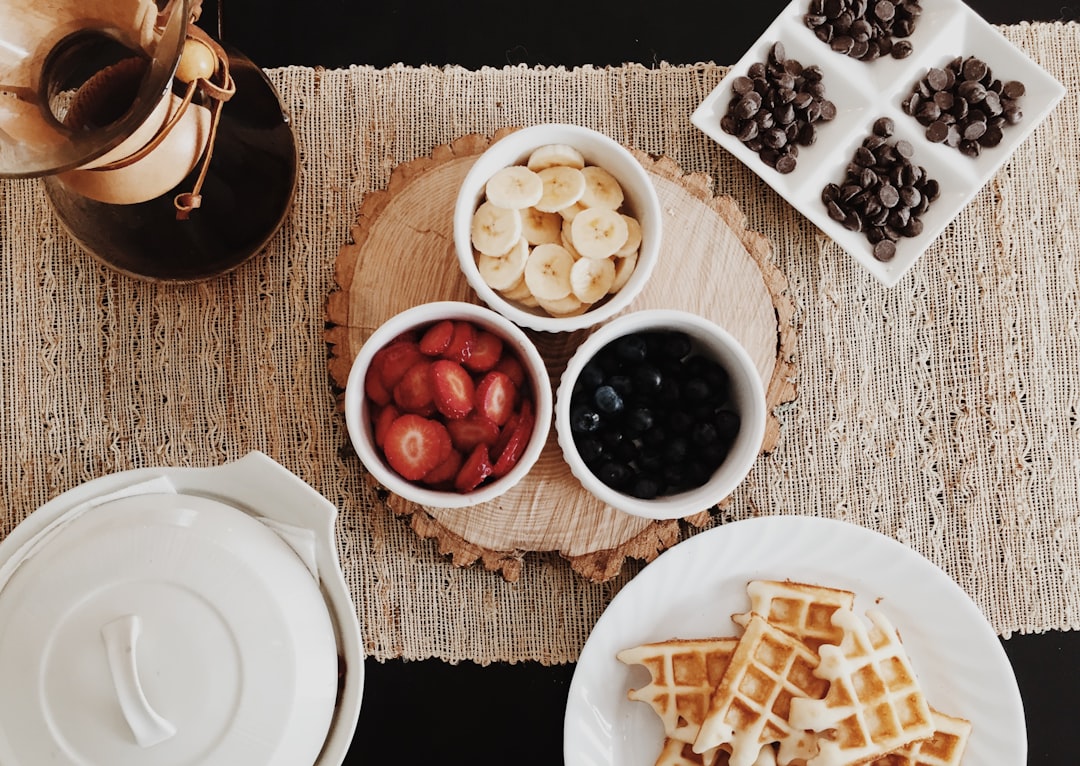 découvrez des recettes délicieuses et variées de gaufres, parfaites pour un petit-déjeuner gourmand ou un dessert savoureux. apprenez à préparer des gaufres croustillantes à l'extérieur et moelleuses à l'intérieur, accompagnées de garnitures irrésistibles !