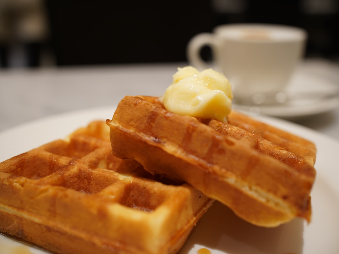 découvrez nos délicieuses gaufres, croustillantes à l'extérieur et moelleuses à l'intérieur. parfaites pour le petit-déjeuner, le goûter ou en dessert. variez les plaisirs avec nos garnitures sucrées et salées pour un moment gourmand inoubliable !