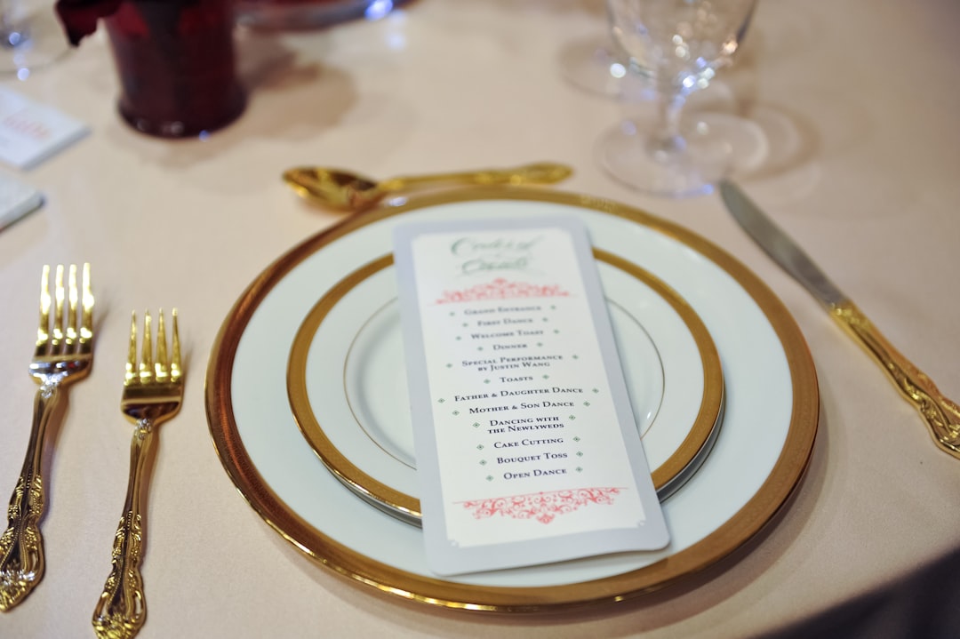 découvrez notre sélection de menus de mariage raffinés et personnalisés, conçus pour ravir vos invités et rendre votre jour spécial inoubliable. des plats exquis, des options végétariennes et des desserts irrésistibles, tout pour faire de votre réception un moment magique.