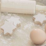 découvrez la délicieuse recette des zimtsterne, ces étoiles à la cannelle allemandes. parfaites pour les fêtes, ces biscuits moelleux et épicés raviront vos papilles. apprenez à les préparer facilement chez vous et offrez à vos proches une douceur authentique de noël.