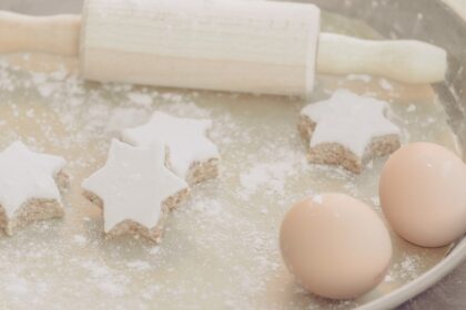 découvrez la délicieuse recette des zimtsterne, ces étoiles à la cannelle allemandes. parfaites pour les fêtes, ces biscuits moelleux et épicés raviront vos papilles. apprenez à les préparer facilement chez vous et offrez à vos proches une douceur authentique de noël.