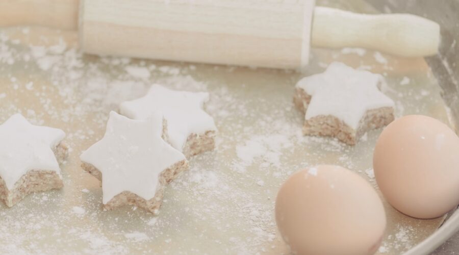 découvrez la délicieuse recette des zimtsterne, ces étoiles à la cannelle allemandes. parfaites pour les fêtes, ces biscuits moelleux et épicés raviront vos papilles. apprenez à les préparer facilement chez vous et offrez à vos proches une douceur authentique de noël.
